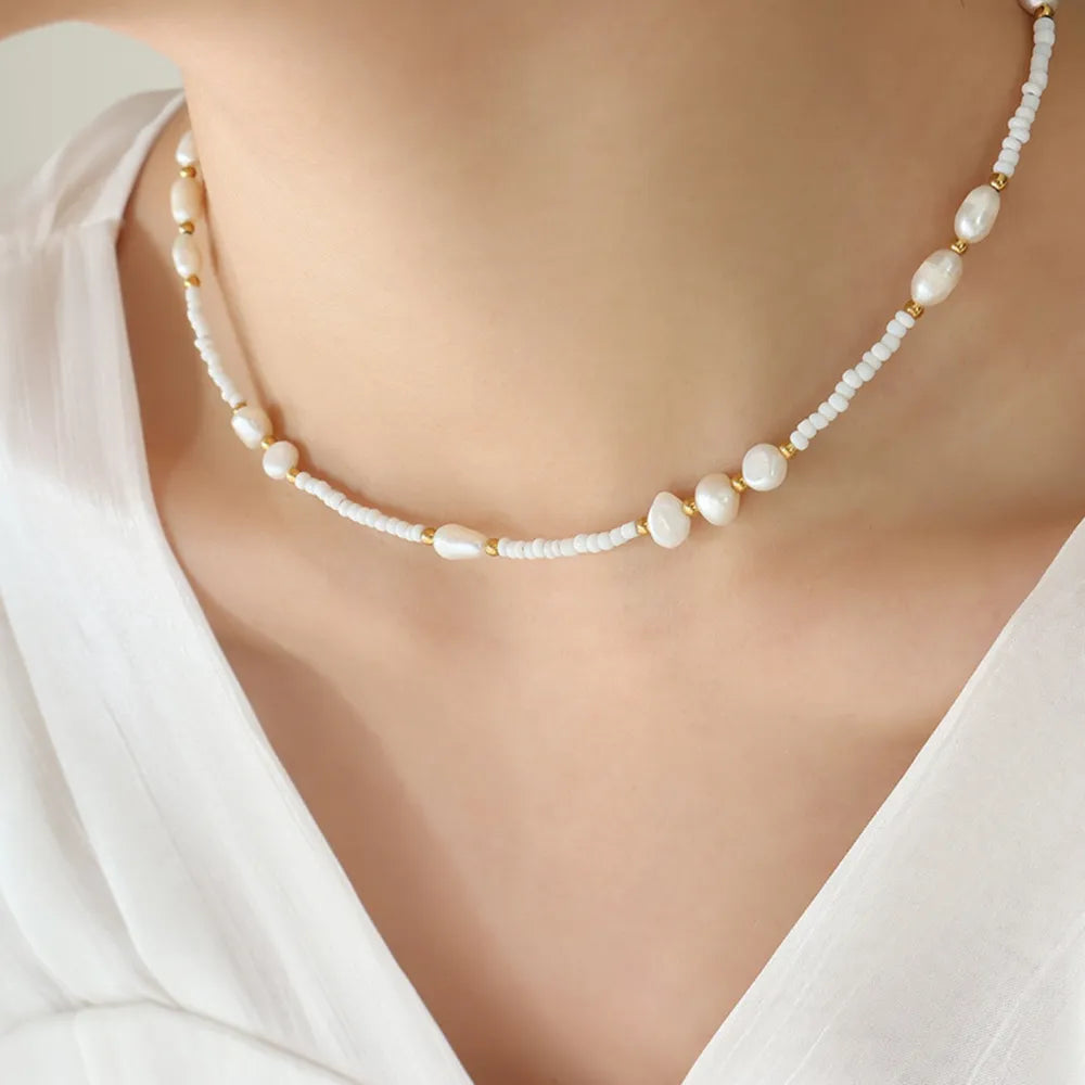 Beaded pearl necklace with natural freshwater pearls and gold details