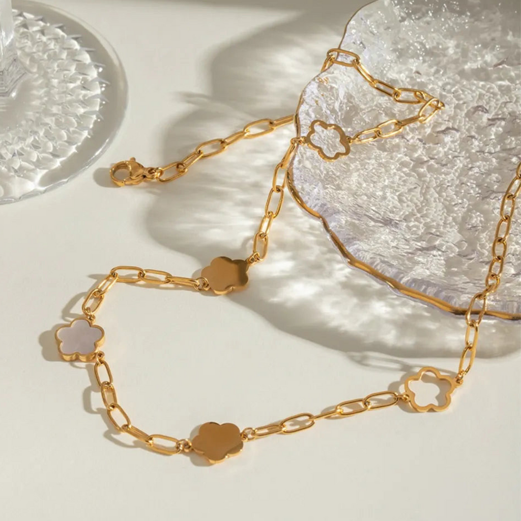 Gold flower necklace in stainless steel